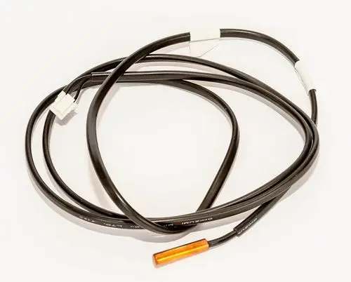Daikin Sensorkabel mit einem orangefarbenen Anschlussstück, das in einem gebogenen Verlauf angeordnet ist. Elegante Kabelverlegung mit einer weißen Steckverbindung.